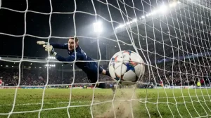 Voetbaldoel met een bal die net het net raakt tijdens een wedstrijd